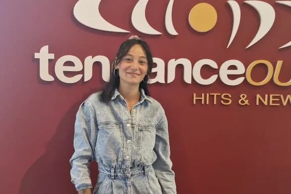 Célia en studio pour l’enregistrement d’un podcast animalier