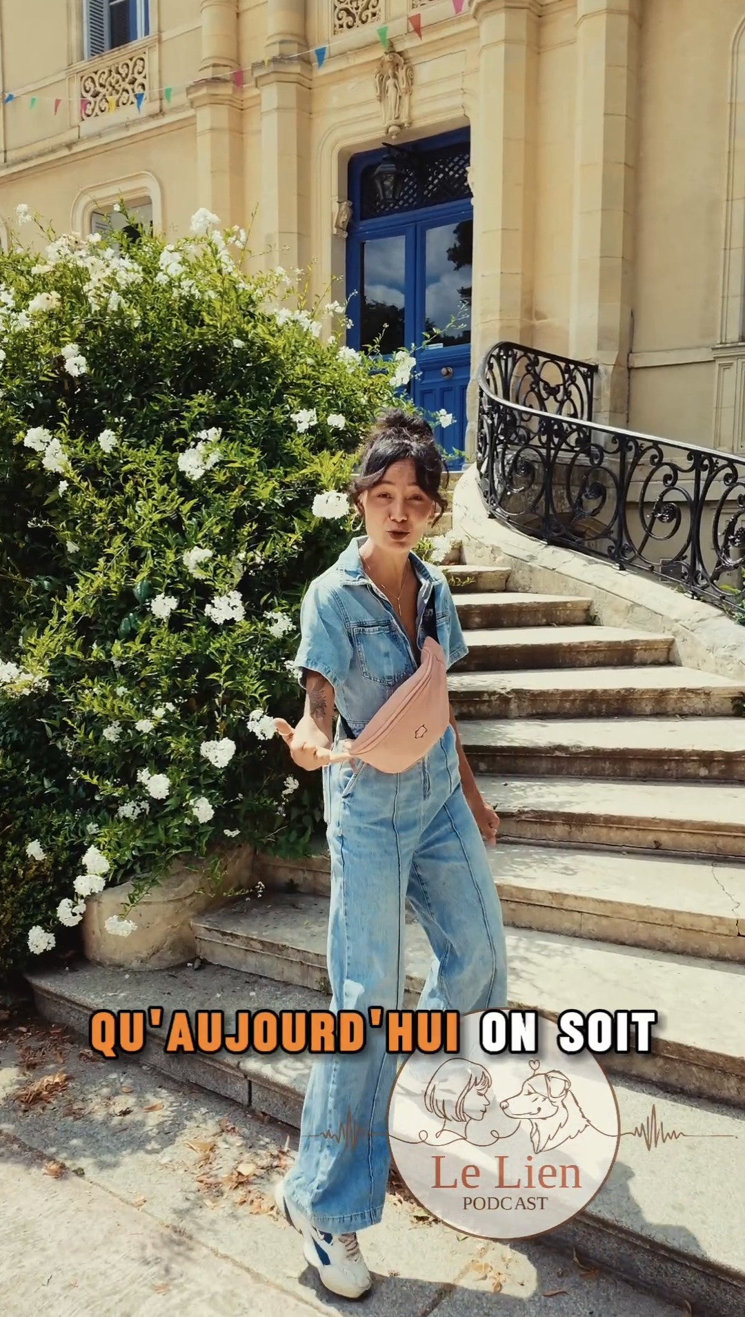 Célia avec un micro devant un lieu d’événement