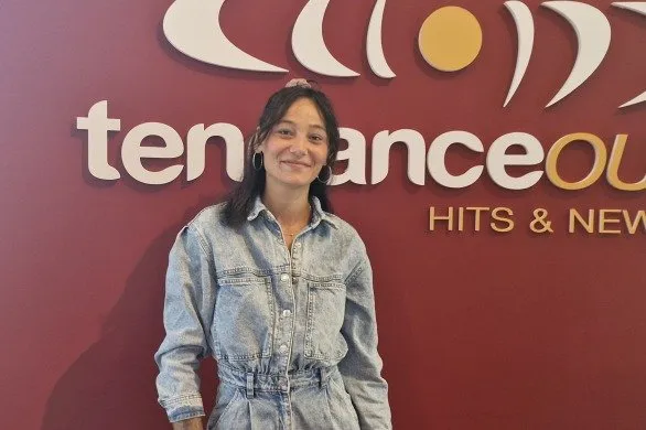 Célia dans un studio radio
